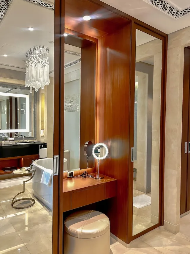 غرفة ديلوكس بسرير كينج بإطلالة على البحر، Royal Saray Resort 2/2