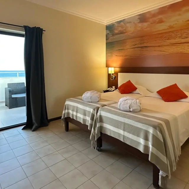 غرفة رباعية بإطلالة على البحر، Avenida Praia 4/10