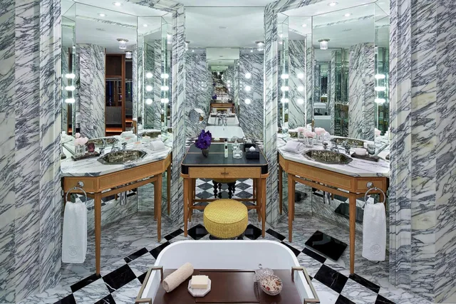 غرفة كلوب بريميير بسريرين منفصلين بإطلالة على المرفأ، Rosewood Hong Kong 2/2