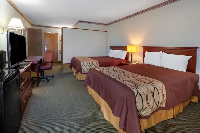 غرفة بسريرين مزدوجين، Travelodge by Wyndham Cleveland Airport 1/2