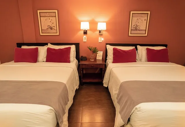 جناح جونيور بسريرين كوين، Saint George Hotel 2/3