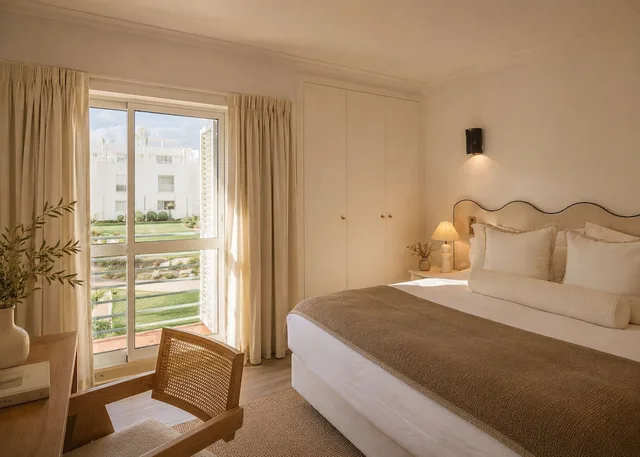 جناح بسرير كينج بإطلالة على البحر بشرفة بغرفة نوم واحدة مع أريكة، Villas D Agua 1/9