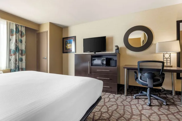 غرفة قياسية بسرير كينج لذوي الإعاقة، Best Western Plus Oceanside Palms 1/4