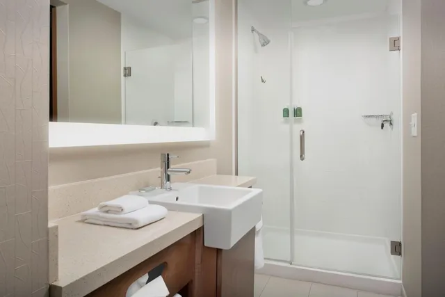 جناح بسريرين كوين مع سرير سحّاب إضافي مع أريكة بحوض استحمام لذوي الإعاقة، Springhill Suites By Marriott Tuscaloosa 1/3