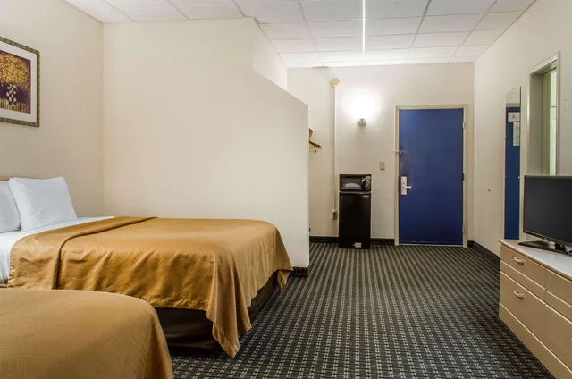 غرفة رباعية بسريرين كوين، Rodeway Inn State College 2/2