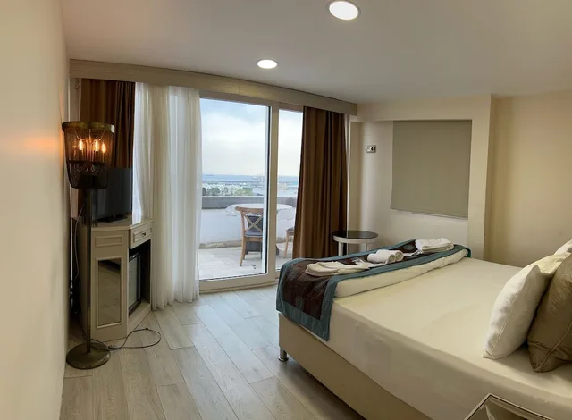 جناح ملكي متصل بسرير مزدوج وسريرين منفصلين بإطلالة على البحر، LE MARDE HOTEL 2/10