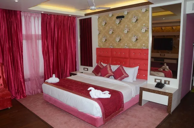 جناح بسرير كوين، The Grand Empire A Boutique Hotel 1/5