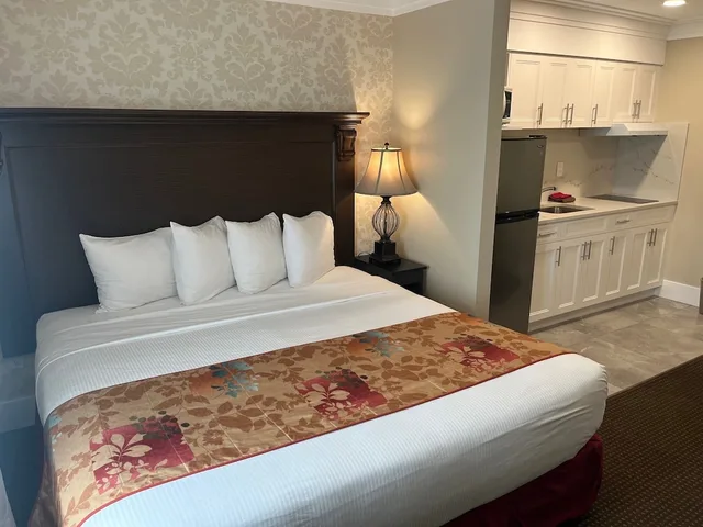 غرفة بسرير كينج بمطبخ، Arbutus Inn 1/7