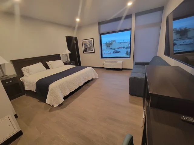 Suite, King Bed, Street View, Sofa، Watershed Hotel 1/1