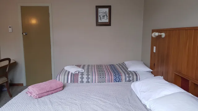 Suite, 1 Double and 1 Single Bed, Queen Bed, Annex, Ariki Backpackers 5/10