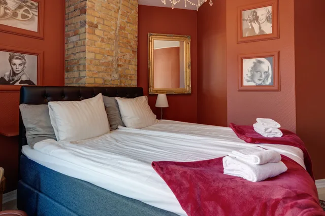 Red, Queen Bed، Cameo Boutique Hotell 1/2