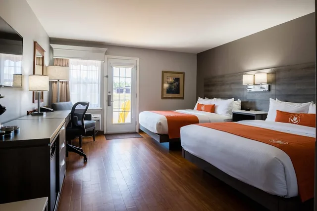 غرفة قياسية بسريرين كوين يُسمح فيها بالحيوانات الأليفة في الطابق الأرضي، Amsterdam Inn & Suites Moncton 1/2