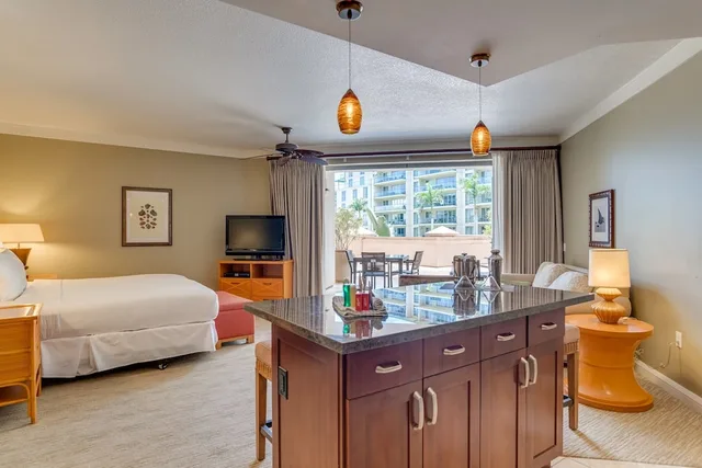 Studio, King Bed, Resort View, Sofa، OUTRIGGER Honua Kai Resort & Spa 3/8
