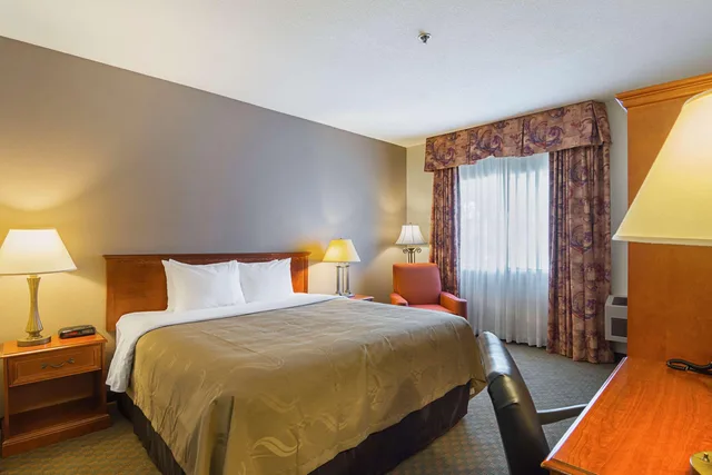 Room, King Bed, Quality Inn Fresno Yosemite Airport 2/4