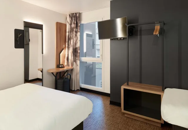Triple room, B&B Hotel Le Port Marly Saint Germain en Laye 1/7