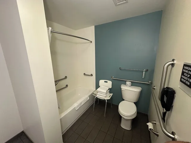 جناح بسرير كينج مع أريكة لذوي الإعاقة، Sleep Inn & Suites Fort Dodge 3/4