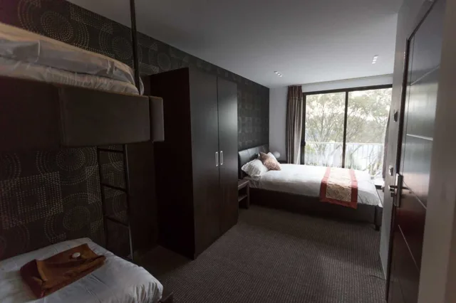 غرفة رباعية بسرير كوين وسرير بطابقين بشرفة، DUCK INN MT BULLER 6/6