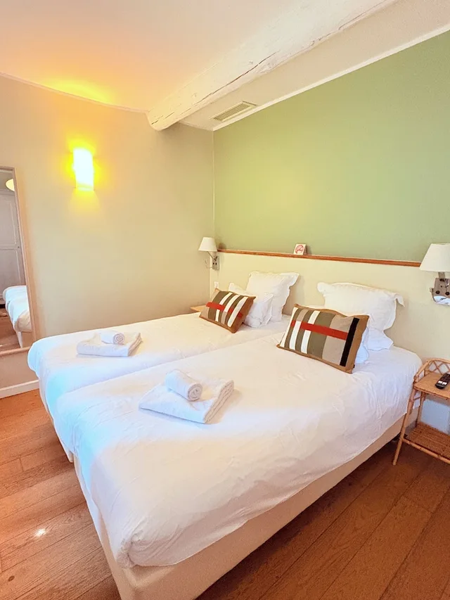 King Bed, Domaine Cie 5/10
