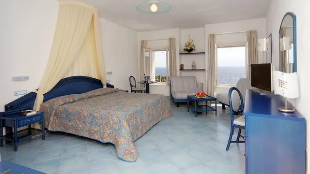 جناح جونيور بسرير مزدوج بإطلالة على البحر، Borgo Romantica - Resort & Spa 2/3