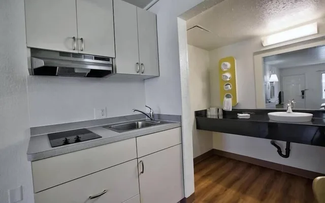 غرفة قياسية بسرير كينج، Studio6 Tallahassee, FL – North Monroe 6/6