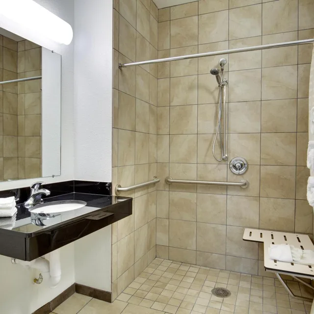 1 Queen Bed - Mobil Acces Tub Nsmk Minifridg، Motel6 Poplar Bluff, MO 8/10