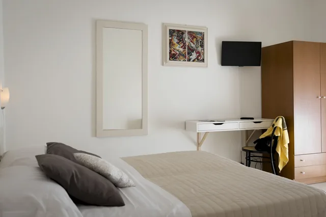 غرفة بسرير كوين وسرير فردي بإطلالة على الحديقة بشرفة، Albergo Minturnae 2/10