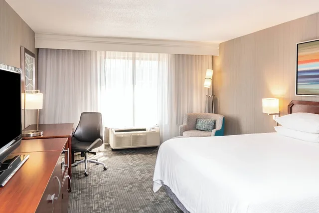 غرفة بسرير كينج، Courtyard Bloomington 3/5