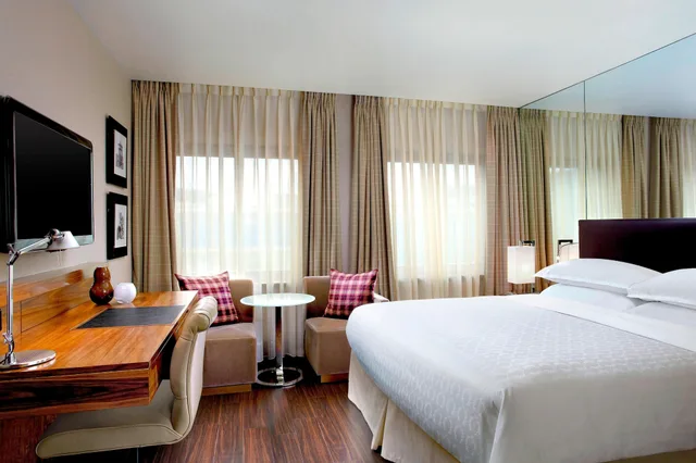 غرفة كلوب بسرير كينج، Sheraton Grand Hotel And Spa 3/6