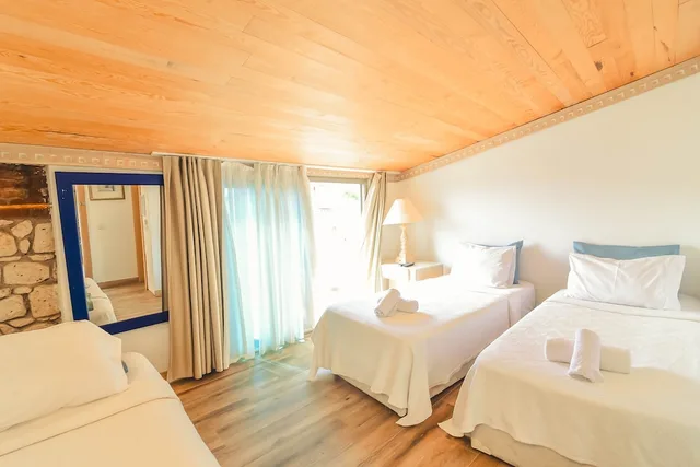 غرفة كومفورت ثلاثية بثلاثة أسرّة بشرفة، Alacati Asmali Konak Hotel 1/6