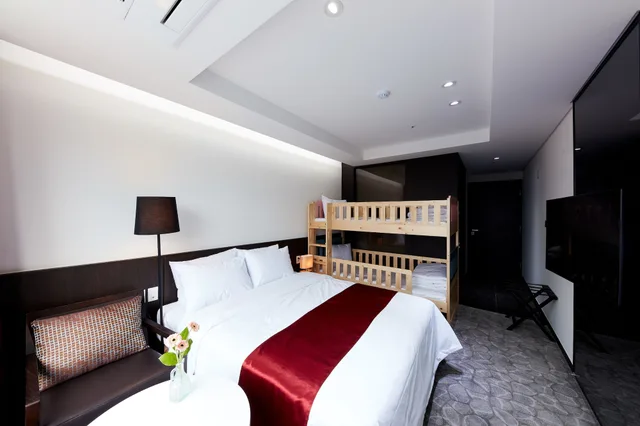 غرفة ديلوكس رباعية بسرير مزدوج وسرير بطابقين وسرير بطابقين، Ramada by Wyndham Yongin 2/6