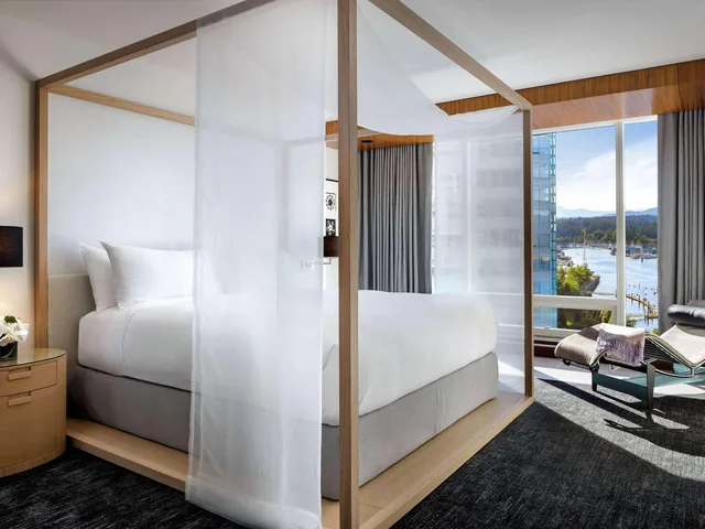 جناح سيغنتشر بسرير كينج بإطلالة على المرفأ، Fairmont Pacific Rim 3/4