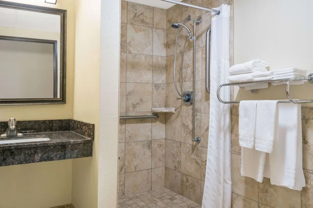 غرفة بسرير كينج لذوي الإعاقة، Days Inn & Suites by Wyndham Baxter Brainerd Area 3/3