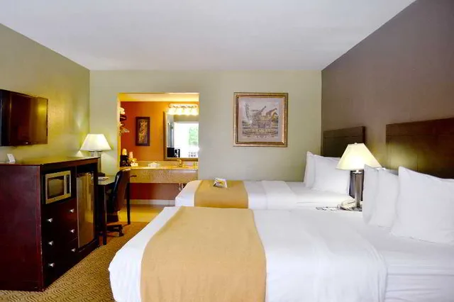 Upgrade, 2 Queen Beds، Quality Inn Suites By the Parks 1/2