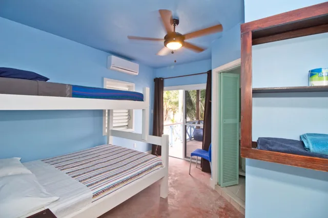 غرفة بانورامية ثلاثية بسرير كوين وسرير فردي بإطلالة على الشاطئ بشرفة بغرفة نوم واحدة، Sandbar Beachfront Hostel And Restaurant 1/4