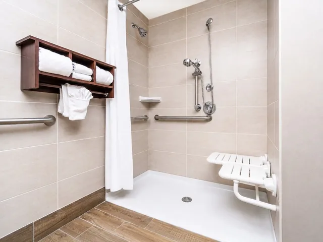 غرفة لذوي الإعاقة، Ramada By Wyndham Minneapolis Golden Valley 5/5