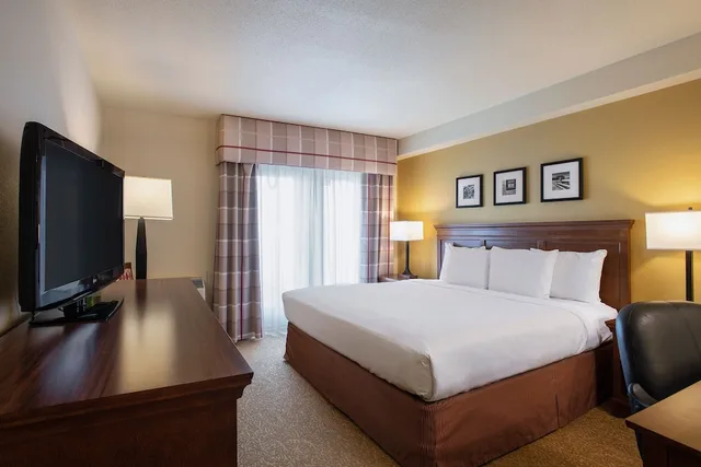 غرفة بسرير كينج لذوي الإعاقة، Travelodge Suites by Wyndham Regina / Eastgate Bay 6/8
