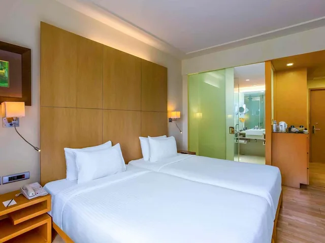 غرفة سوبيريور بسريرين منفصلين بإطلالة على المسبح، NOVOTEL HYDERABAD AIRPORT 3/7