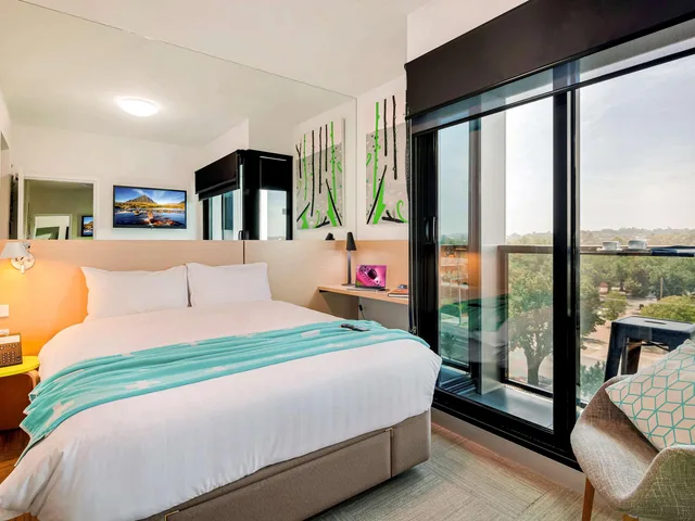 Room, Double Bed, Balcony, Mercure Bendigo Schaller 2/3