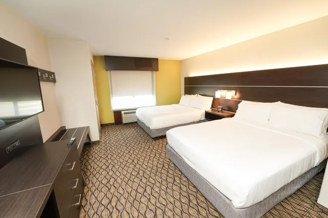 غرفة قياسية بسريرين كوين مع أريكة لذوي الإعاقة، Holiday Inn Express Hotel And Suites Springfield Medical District 3/10