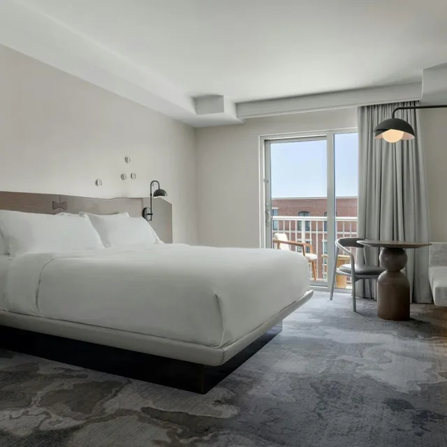Upgrade, King Bed, Pool View, Balcony، The Limited Hotel Charleston 1/9