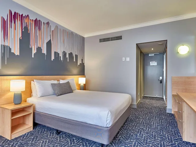 غرفة سوبيريور بسرير كينج وسرير كوين، Mercure Perth 1/10