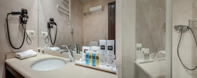 غرفة بشرفة مفردة بسريرين منفصلين، RH Don Carlos and Spa 3/3