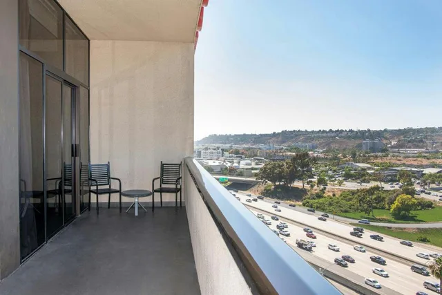 جناح رئاسي بسرير كينج بشرفة بغرفة نوم واحدة مع أريكة، Sheraton Mission Valley San Diego 2/4