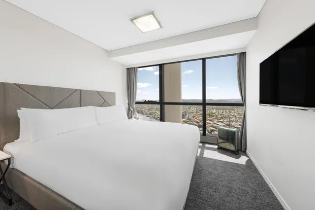 3 Bedrooms, Altitude, Suite, 3 King Beds، Meriton Suites Herschel Street 3/7