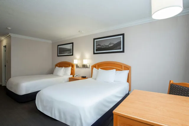 Standard, 2 Queen Beds, Monahee Building، Sandman Hotel Revelstoke 3/4