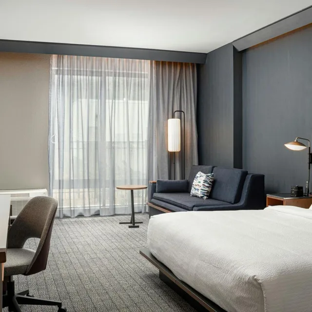غرفة بسرير كينج مع أريكة بحوض استحمام لذوي الإعاقة، Courtyard by Marriott Cleveland TN 2/8