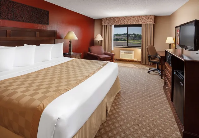 جناح بسرير كينج بإطلالة على المسبح بشرفة، Roosevelt Grand Dakota, SureStay Collection by Best Western 1/1