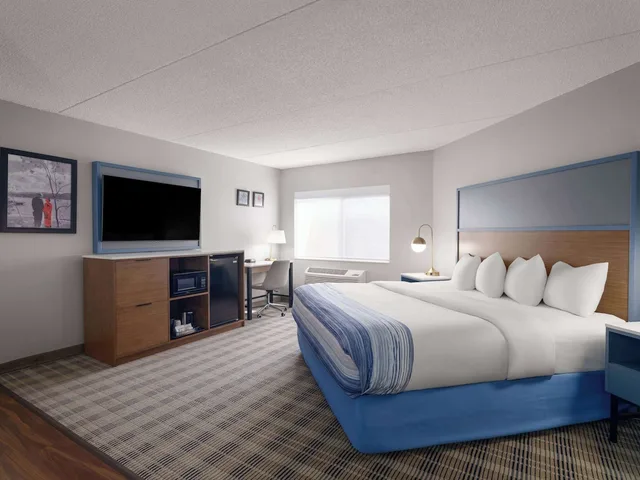 غرفة بسرير كينج، AmericInn by Wyndham Shakopee Near Canterbury Park 4/10