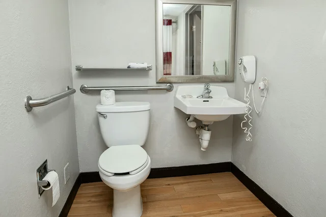 غرفة سوبيريور بسرير كينج لذوي الإعاقة، Red Roof Inn Rochester - Henrietta 4/5