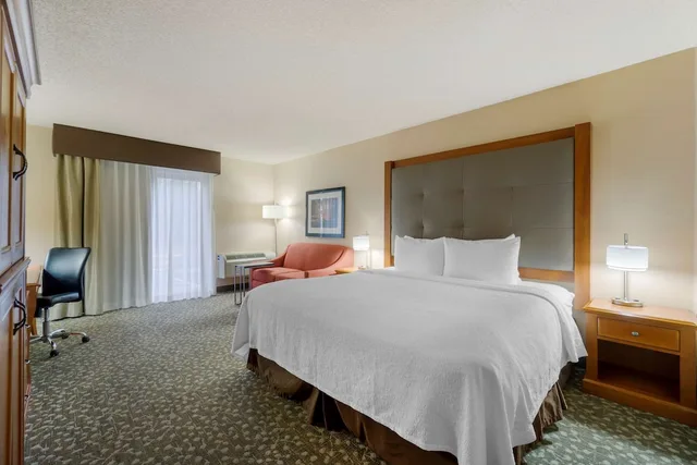 غرفة قياسية بسرير كينج في الطابق الأرضي، Best Western Plus Oak Harbor Hotel & Conference Center 3/10